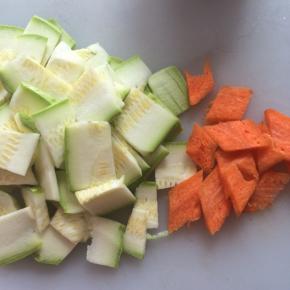 西葫芦、胡萝卜切薄片。