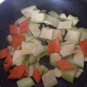 锅内倒入适量食用油，爆香蒜末。
放入西葫芦片、胡萝卜片翻炒。