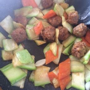 加入肉丸继续翻炒