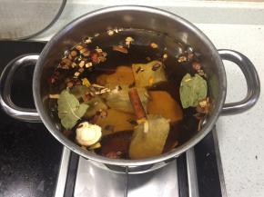 将焯好的肉洗干净，锅中重新加水，放入炒料以外的所有调料，肉要煮到一盆就烂