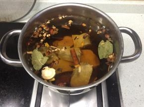 将焯好的肉洗干净，锅中重新加水，放入炒料以外的所有调料，肉要煮到一盆就烂