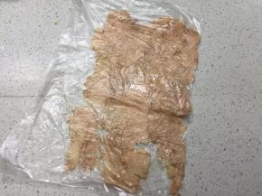 煮好的肉用擀面杖擀层纸一样的肉片