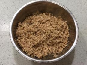 肉片用筷子搅拌成肉丝