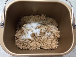 肉丝倒入面包机通内，倒入炒肉料，用imix翻拌10分钟
