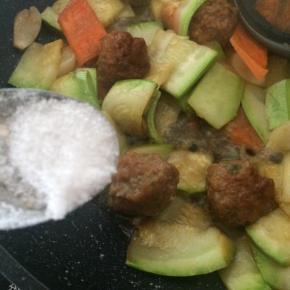 加入适量老抽调色，出锅前撒盐调味即可。