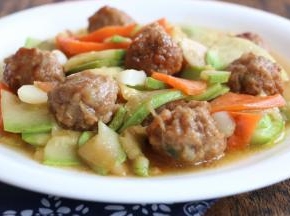 一道色香味俱佳的肉丸小炒就做好啦，快点动手做起来吧。