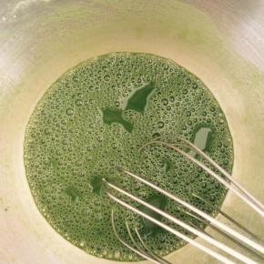 青汁粉加入水，用蛋抽搅打均匀。