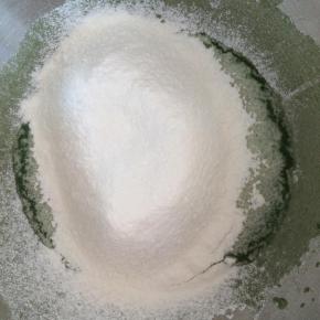 筛入低粉与玉米淀粉的混合物，翻拌均匀。