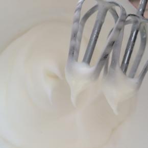 蛋清分3次加入糖，打发至提起打蛋器有微微的弯勾即可，不要再继续打发了，以免烤的时候开裂。