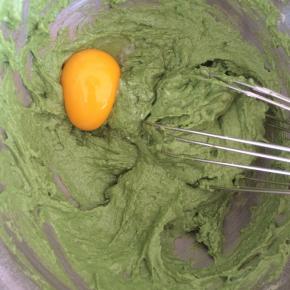 分离蛋黄、蛋清、面糊中加入蛋黄，翻拌均匀。