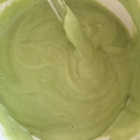 拌好的蛋黄糊全部倒回剩余的蛋白中，翻拌均匀，切记动作要快要轻。