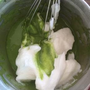 取三分之一的蛋白，放进蛋黄糊中翻拌均匀。不要转圈搅拌，以免消泡。