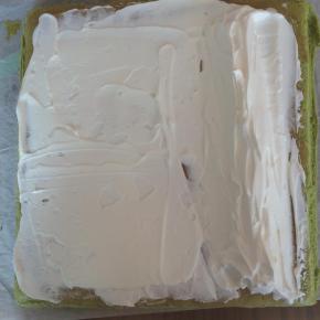 烤好的蛋糕卷，立即取出，震出热气，撕掉油纸，晾凉。
淡奶油加糖打发后，涂抹在蛋糕片上，卷成蛋糕卷，装饰一下就OK 啦。