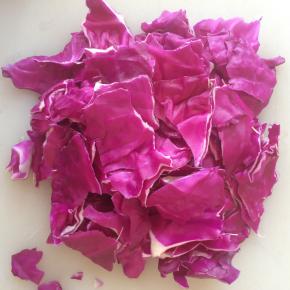 紫甘蓝掰成小块。