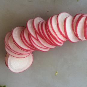 水萝卜切薄片。