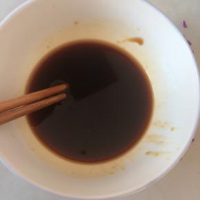 调汁,一勺糖，两勺醋，一勺蚝油，少许盐，一勺橄榄油，搅拌均匀。