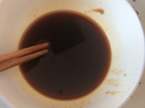 调汁,一勺糖，两勺醋，一勺蚝油，少许盐，一勺橄榄油，搅拌均匀。