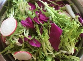 混合所有蔬菜。