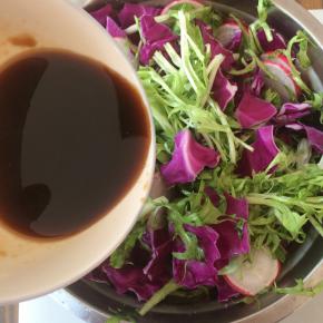 调好的料汁淋在菜上,搅拌均匀即可。