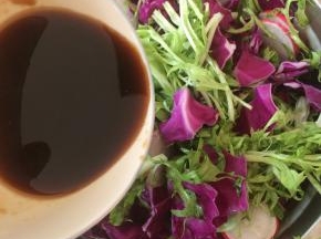 调好的料汁淋在菜上,搅拌均匀即可。