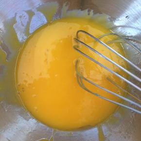 分离蛋黄蛋清，先将蛋黄打散。