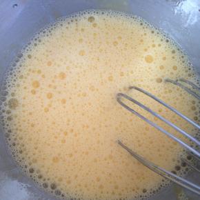 加入牛奶，搅拌均匀。
加入玉米油，搅拌均匀。