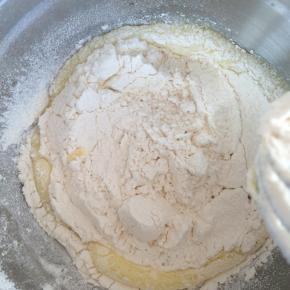 低粉过筛，加入到蛋黄糊中，翻拌均匀。