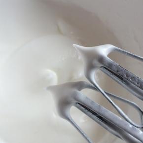 打发蛋清。放蛋清的盆必须保证干净、无水、无油，加入几滴柠檬汁（没有可以用白醋替代）。用电动打蛋器中速将蛋白搅打至起鱼眼泡，加入三分之一的糖。继续中速搅打，当蛋白体积膨大1倍，起些微纹路时再加入三分之一的糖。继续中速搅打，当纹路越来越明显时加入剩余的糖。继续搅打，直至提起打蛋器时尖端是直立的小尖即可。