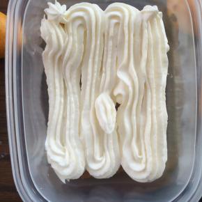 淡奶油加糖打发好后，装入裱花袋，均匀的挤在蛋糕片上。