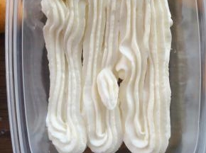 淡奶油加糖打发好后，装入裱花袋，均匀的挤在蛋糕片上。