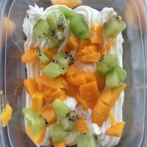 奶油上铺一层水果颗粒。也可以换成其他自己喜欢的水果。