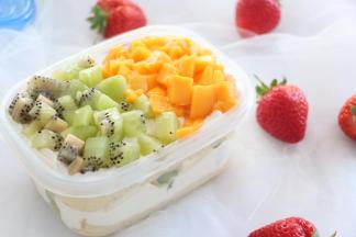 再重复刚才的步骤，再铺一层蛋糕片，挤一层奶油，表面铺满水果即可。