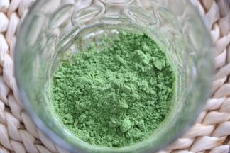 青汁粉倒入杯中。