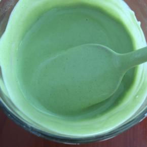 青汁粉加入酸奶，搅拌均匀。