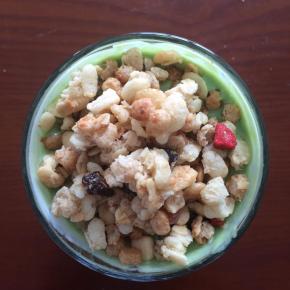 最后撒上水果麦片，就可以食用了。