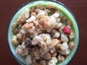 最后撒上水果麦片，就可以食用了。