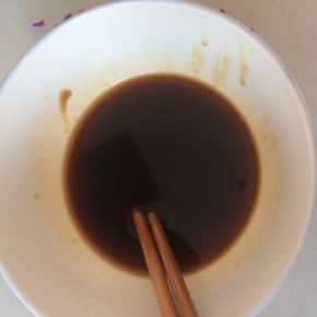 糖醋混合制成料汁。