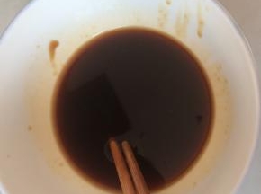 糖醋混合制成料汁。