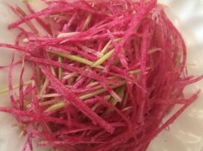 用擦丝器，擦成细丝。
