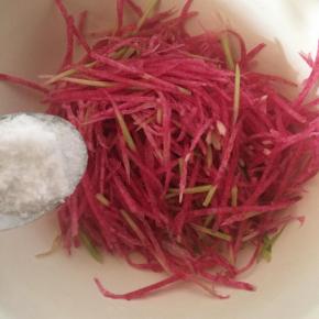 先加少许盐，翻拌均匀，腌渍5分钟,沥去水分。