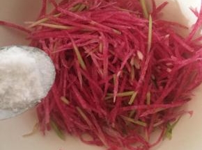 先加少许盐，翻拌均匀，腌渍5分钟,沥去水分。