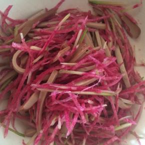 调好的料汁浇在腌好的萝卜丝上即可。