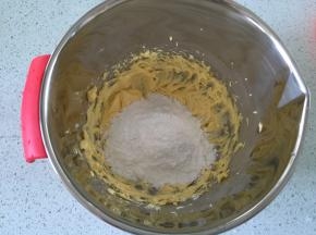 室温软化的黄油打散，加糖粉打到发白就可以