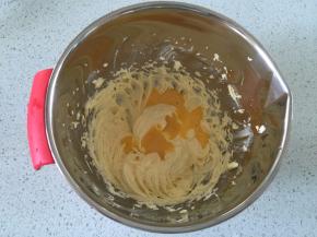 加入鸡蛋液，搅打均匀