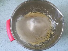 筛入低筋面粉，翻拌到没有干粉