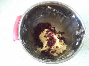加入切碎的蔓越莓干，拌均匀