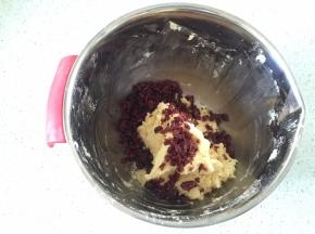 加入切碎的蔓越莓干，拌均匀