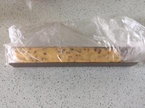 拌好的面糊装入保鲜袋，整型，放冰箱冷冻一小时