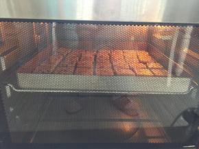 烤箱预热165度，中层烤18到20分钟