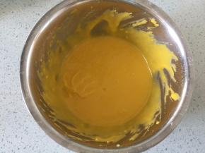 将色拉油、蛋黄、牛奶倒入碗中，搅拌均匀，倒入过筛的低筋面粉搅拌均匀至无粉状态，切勿搅拌过度起筋